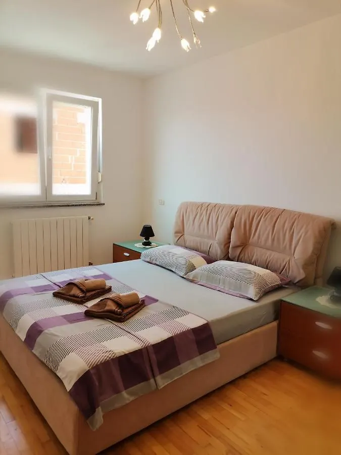 Kira Apartment Pula 0*,